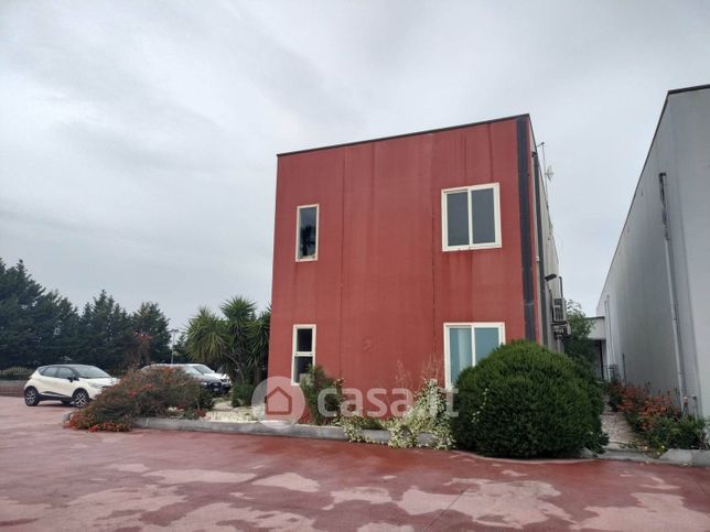Capannone in commerciale in