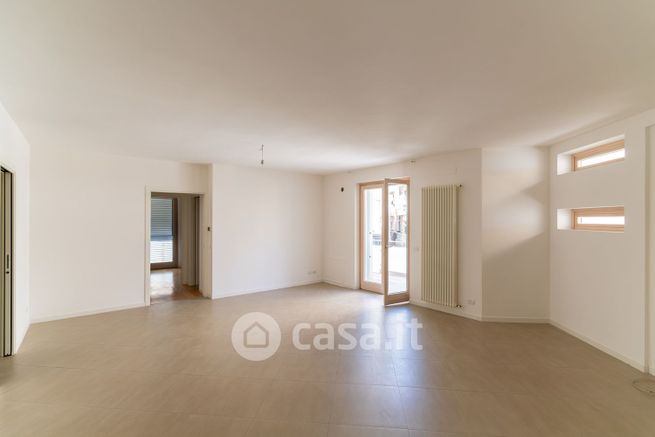 Appartamento in residenziale in Via Edmondo de Amicis 50 A