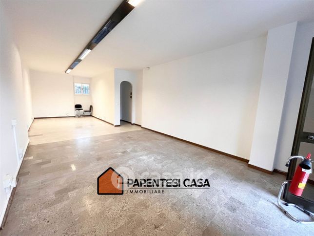 Ufficio in commerciale in 