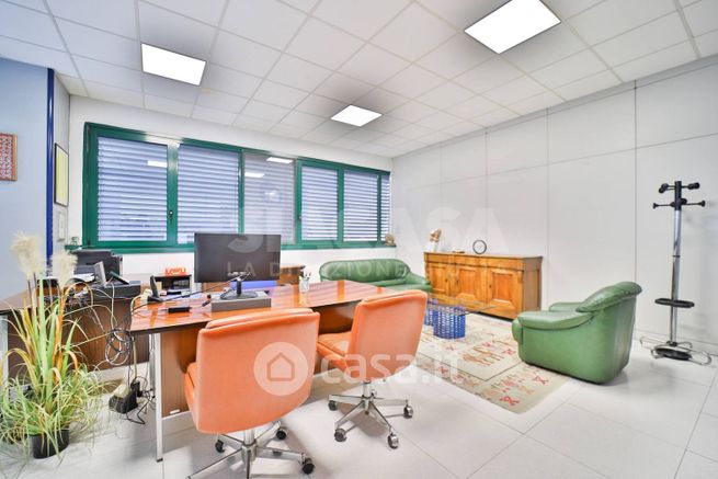 Ufficio in commerciale in Via Arcore