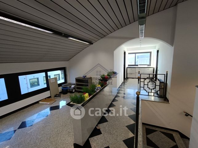 Ufficio in commerciale in 