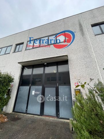 Capannone in commerciale in Via Achille Grandi 70