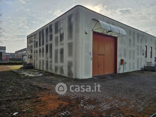 Capannone in commerciale in 