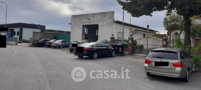 Capannone in commerciale in Via Giuseppe di Vittorio 50