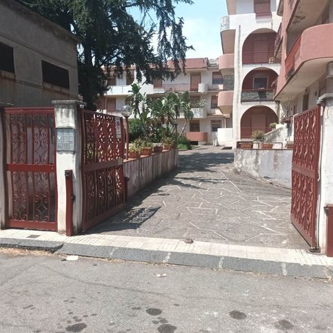 Box/posto auto in residenziale in Via la Farina 4