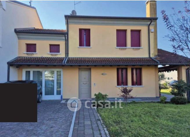 Casa bi/trifamiliare in residenziale in Via Luigi Einaudi