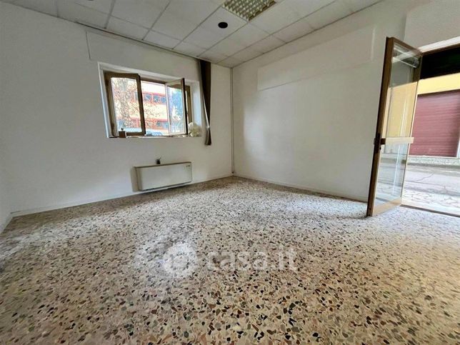 Capannone in commerciale in 