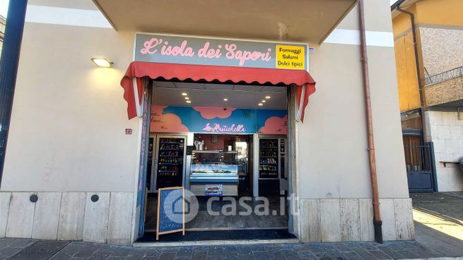 Negozio/locale commerciale in commerciale in Via del Mare
