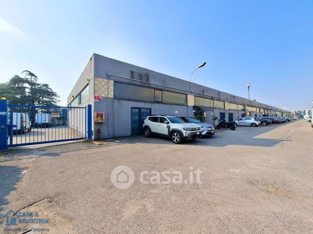 Capannone in commerciale in Via Giosuè Carducci
