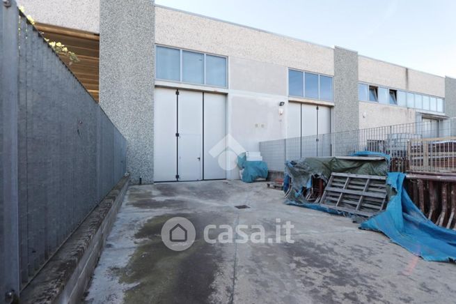 Capannone in commerciale in Via Aldo Moro 51