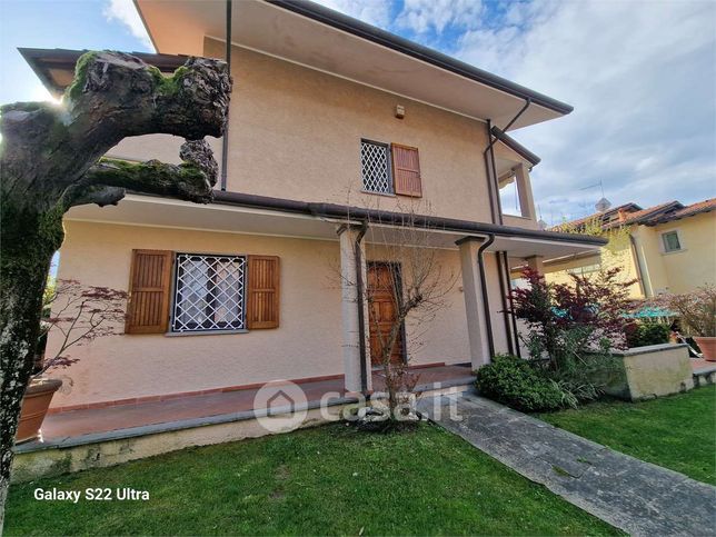 Casa bi/trifamiliare in residenziale in Via Agnelli