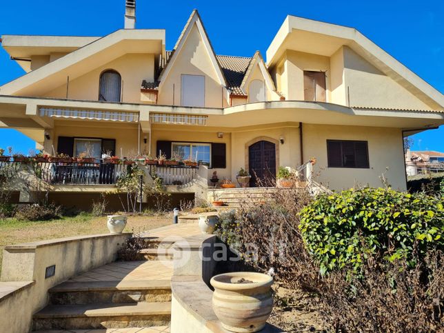 Villa in residenziale in 