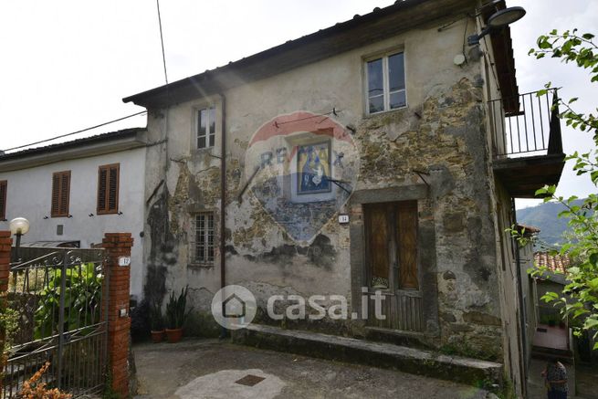 Casa bi/trifamiliare in residenziale in 