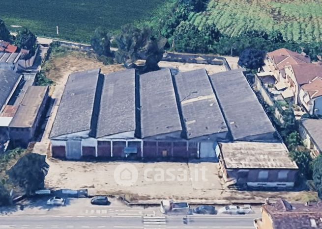 Capannone in commerciale in 