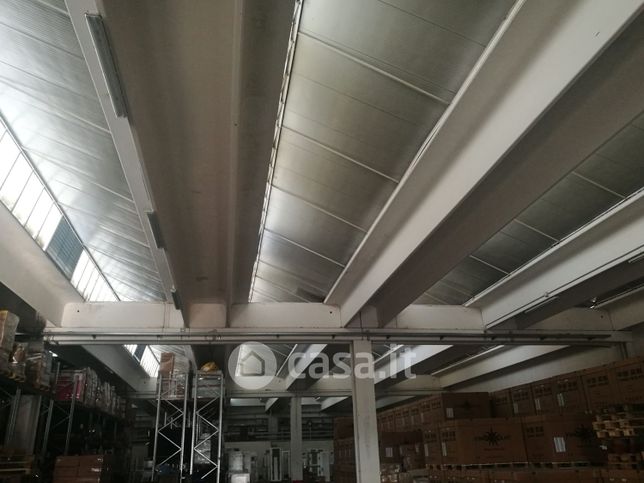 Capannone in commerciale in Via R. Scarpettini