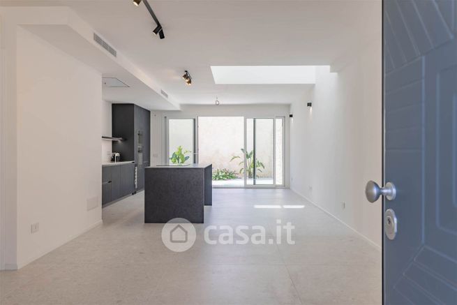 Villetta a schiera in residenziale in Via Giulio Petroni 134