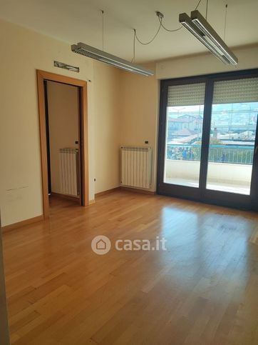 Ufficio in commerciale in Via Valle D'Aosta 36