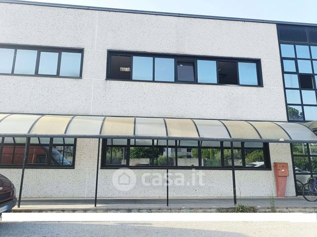 Capannone in commerciale in Via metella nuova