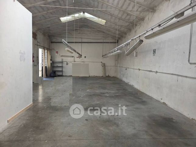 Capannone in commerciale in Via per Iolo