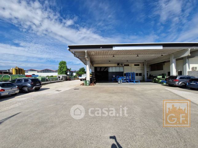 Capannone in commerciale in Via Enrico Mattei 22