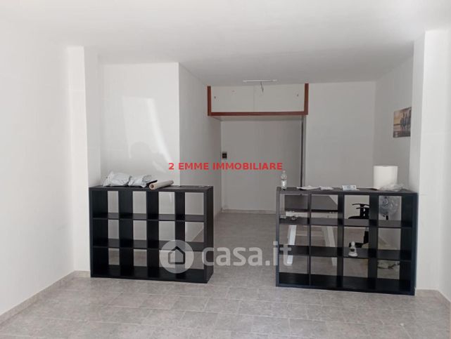 Negozio/locale commerciale in commerciale in Via Perugia