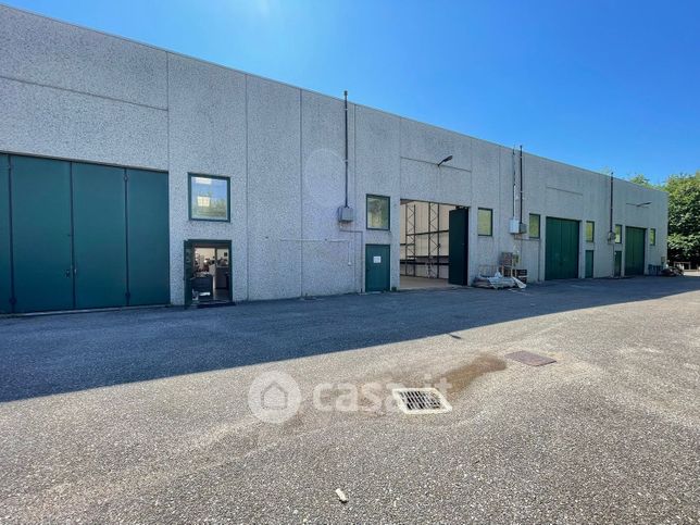 Capannone in commerciale in Via Monte Albario 36