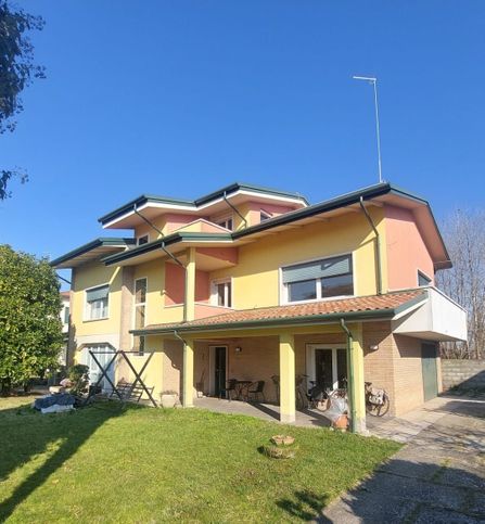 Villa in residenziale in Via Villabassa 11