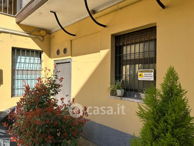 Negozio/locale commerciale in commerciale in Via Carlo Amati 16