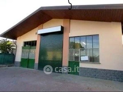 Capannone in commerciale in 