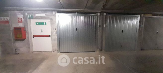 Box/posto auto in residenziale in Via Umberto Giordano