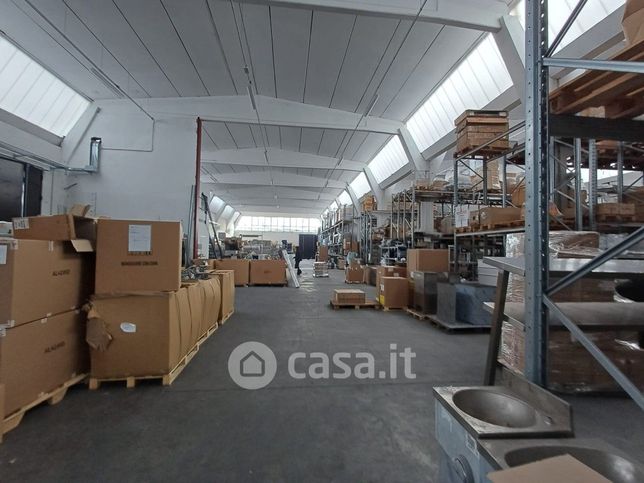 Capannone in commerciale in 