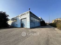 Capannone in commerciale in Via segrate