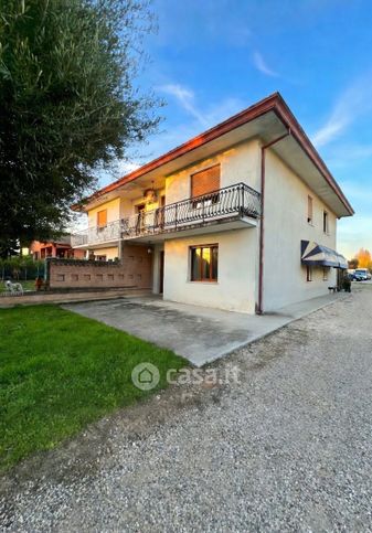 Casa bi/trifamiliare in residenziale in Via Rugoletto