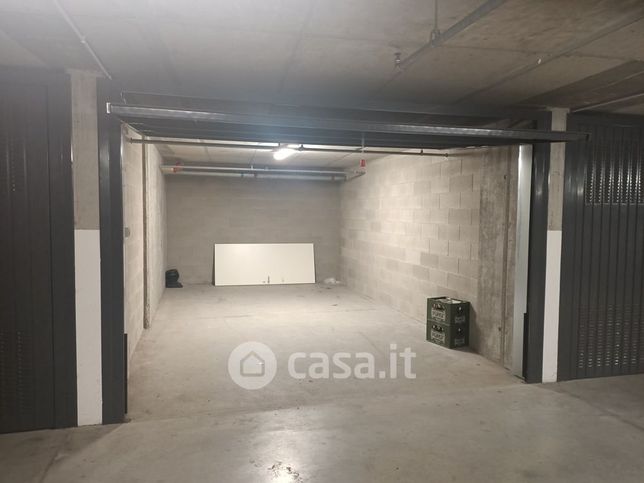 Box/posto auto in residenziale in Viale della Costituzione 11