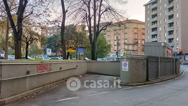 Garage/posto auto in residenziale in Piazza Adriano 11