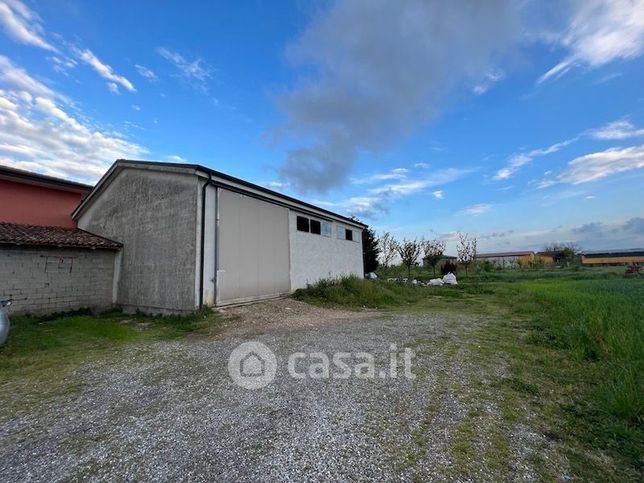 Capannone in commerciale in 
