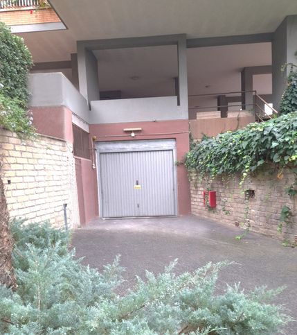 Garage/posto auto in residenziale in Via della Pisana