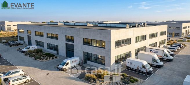 Capannone in commerciale in 