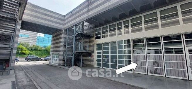 Capannone in commerciale in Via delle Industrie