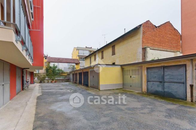 Garage/posto auto in residenziale in Via Adige 26