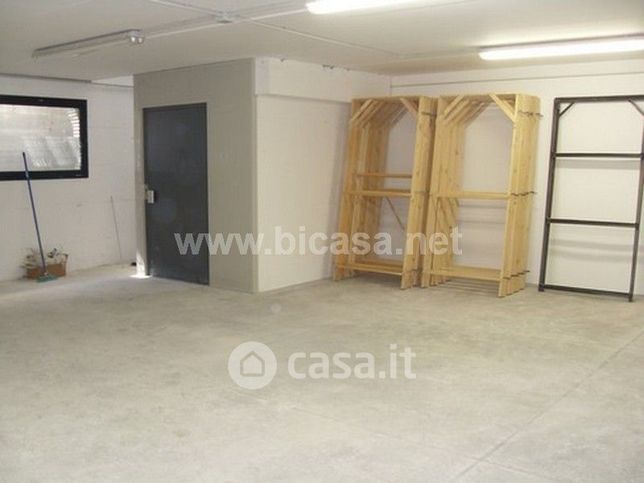 Capannone in commerciale in Via Lombardia