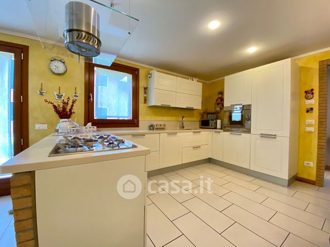 Casa bi/trifamiliare in residenziale in Via Caltana