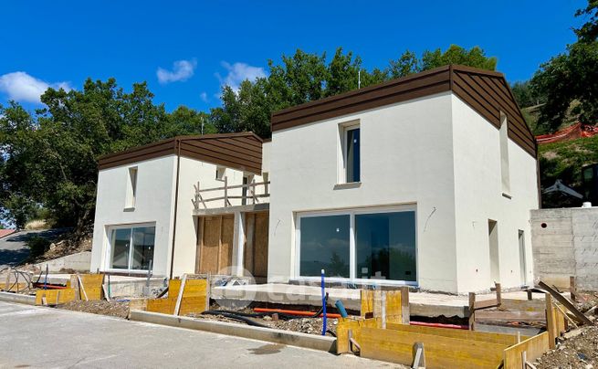 Casa bi/trifamiliare in residenziale in Via A. Briganti 19 A