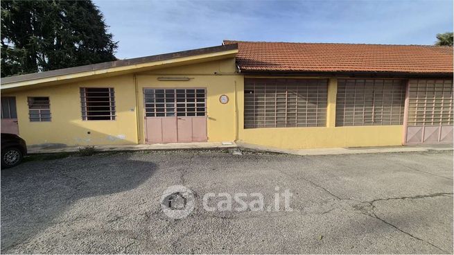 Capannone in commerciale in 