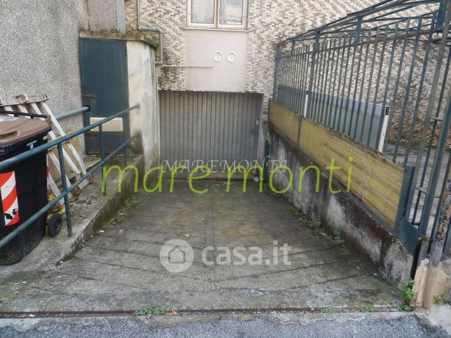 Box/posto auto in residenziale in Via Rossini 27
