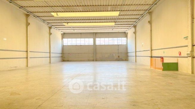 Capannone in commerciale in Via Luigi Einaudi 3