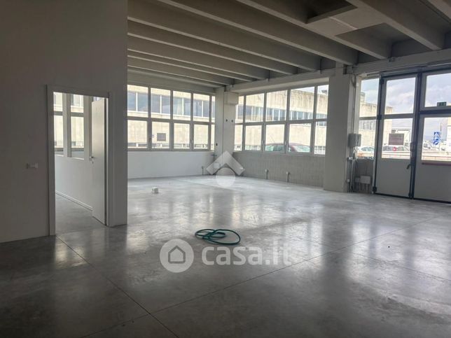 Capannone in commerciale in Via del Lavoro