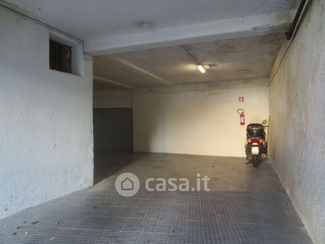 Box/posto auto in residenziale in Via dei Villini