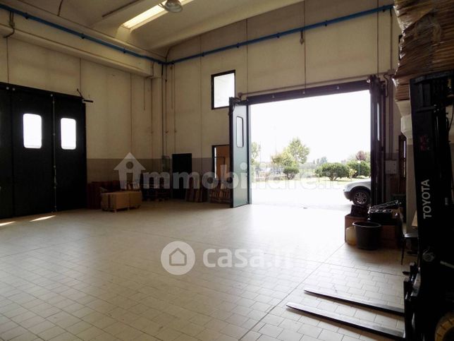 Capannone in commerciale in Via Curiel