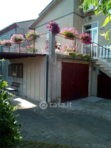 Casa bi/trifamiliare in residenziale in 